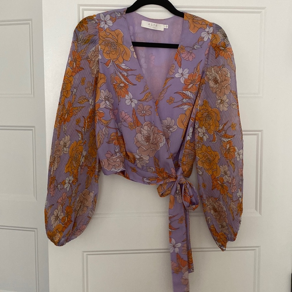 ASTR THE LABEL LILAC FLORAL CHIFFON BLOUSE IN SIZE SMALL